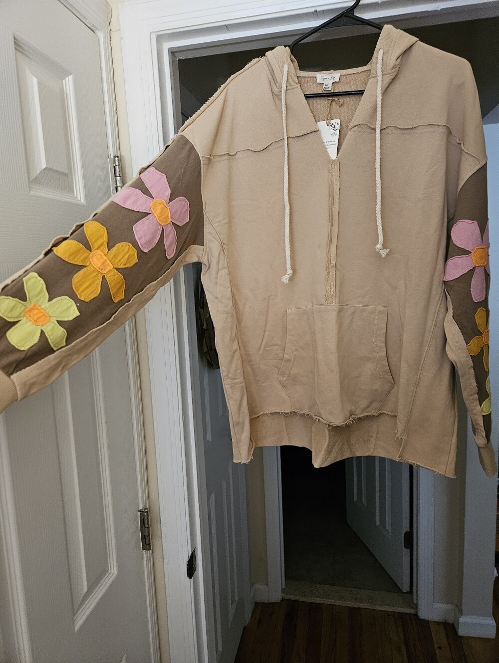 NWT Sage & Fig Beige Flower-Appliqué Hoodie with Drawstring - Picture 6 of 6